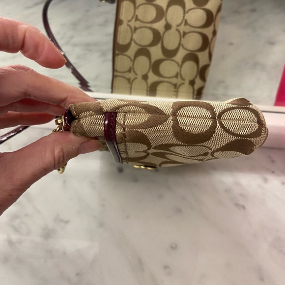 COACH PARK SIGNATURE MEDIUM WRISTLET WITH POCKET- BROWN WITH BURGUNDY TRIM - Picture 7 of 13